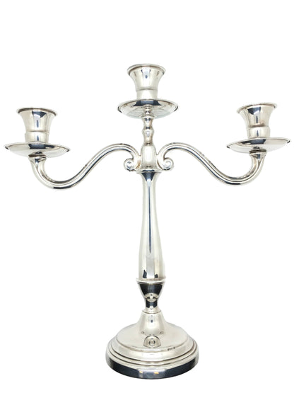 Candelabro a 3 fiamme in argento 800, stile inglese con piattini salvagoccia. Dimensioni: cm 34 x 34 h Peso: 461 gr. In negozio e online su tuttochic.live