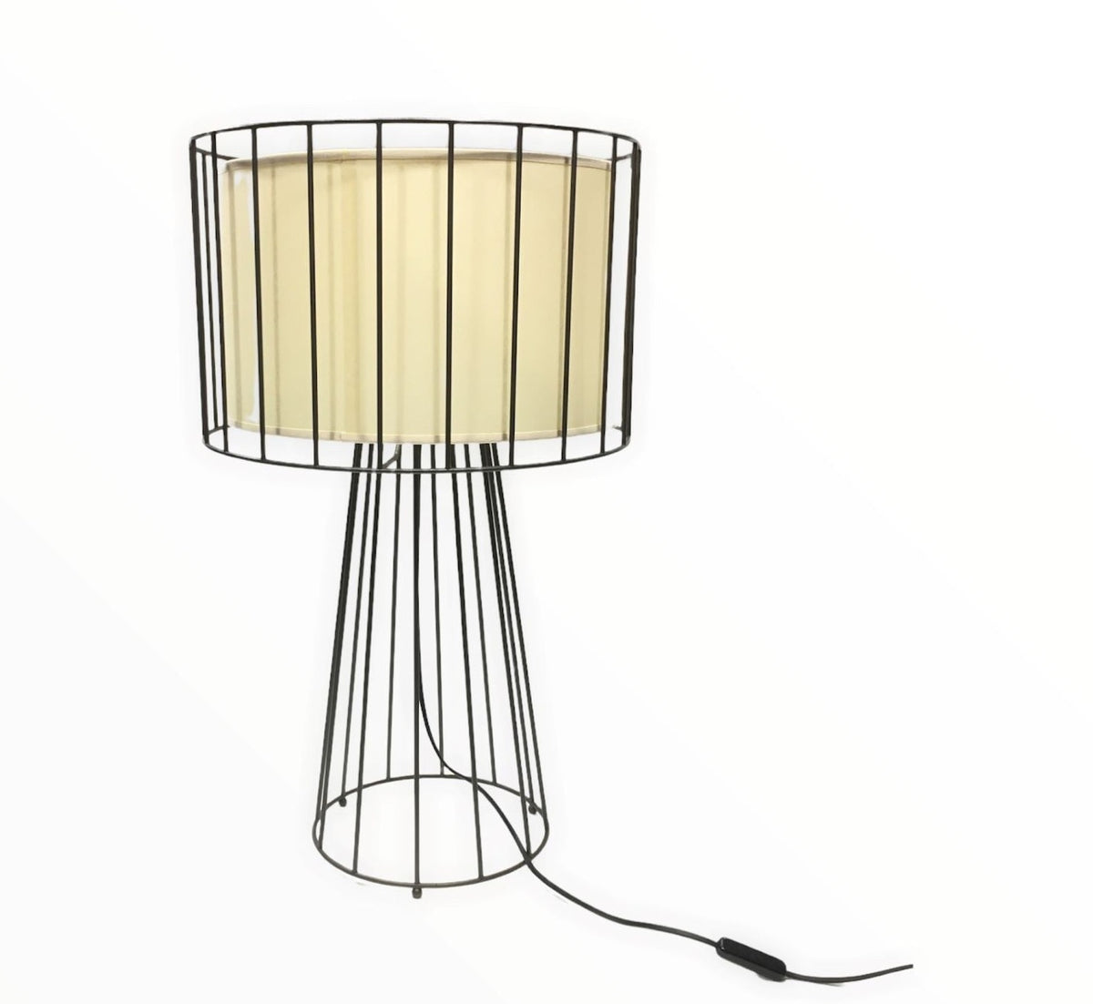 Lampada da tavolo in ferro di colore marrone e pagoda interna in carta telata pregiata con bordo in tessuto cucito. Dimensioni: base Ø 24 cm, cupola Ø 38 cm, altezza 65,5 cm. In negozio e online su tuttochic.live