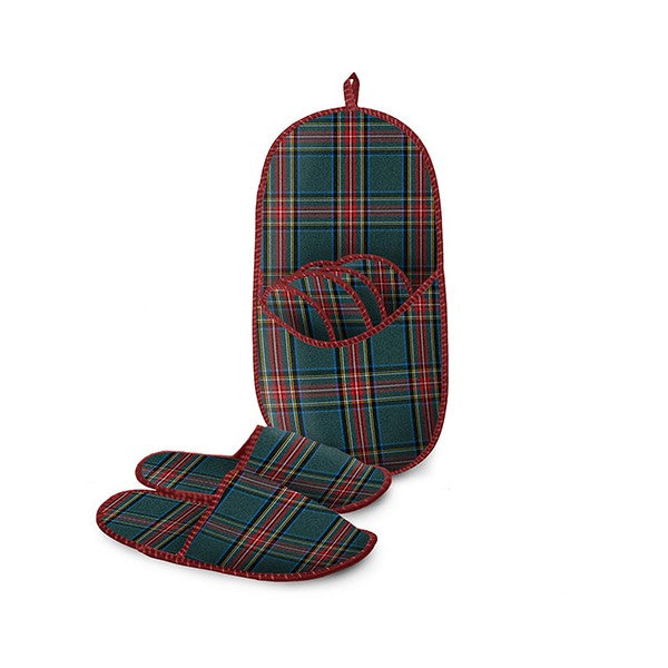 Ciabattone contenente 4 paia di ciabatte di misure diverse in poliestere con decoro Tartan verde scozzese. Da tenere a portata di mano per la propria famiglia o per gli ospiti, può essere appeso. In negozio e online su tuttochic.live