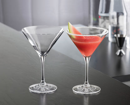 Set di 4 coppe Martini Cocktail in vetro cristallino lavorato. Dimensioni: mm 103 x 140 h - Capacità: 165 ml Lavabile in lavastoviglie. In negozio e online su tuttochic.live