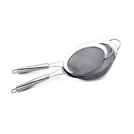 Colino cm 16 in acciaio inox. Professionali, maneggevoli e pratici, un aiuto ideale in cucina, sono adatti per la preparazione di tutte le ricette. In negozio e online su tuttochic.live