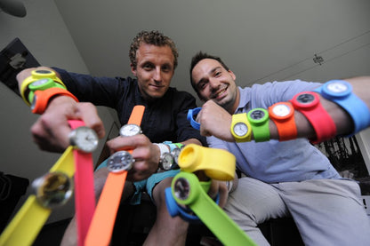 Orologio da polso da 34 mm di diametro, impermeabile e unisex. Questa collezione reinventa l'uso dell'orologio in silicone con chiusura “Slap”. I suoi braccialetti intercambiabili portano a un numero infinito di combinazioni. 