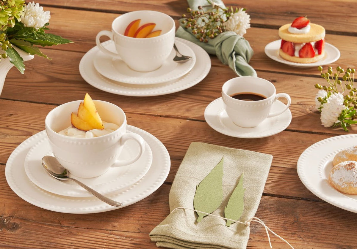 Set di 6 tazzine caffè con piattino in porcellana bianca. Collina, con il suo decoro semplice e raffinato, ci trasporta nel capolavoro toscano della Val d’Orcia, dove dolci colline cingono borghi antichi. Capacità: 100 cc Utilizzabile in forno tradizionale, microonde e lavastoviglie. In negozio e online su tuttochic.live