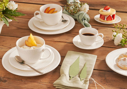 Set di 6 tazzine caffè con piattino in porcellana bianca. Collina, con il suo decoro semplice e raffinato, ci trasporta nel capolavoro toscano della Val d’Orcia, dove dolci colline cingono borghi antichi. Capacità: 100 cc Utilizzabile in forno tradizionale, microonde e lavastoviglie. In negozio e online su tuttochic.live