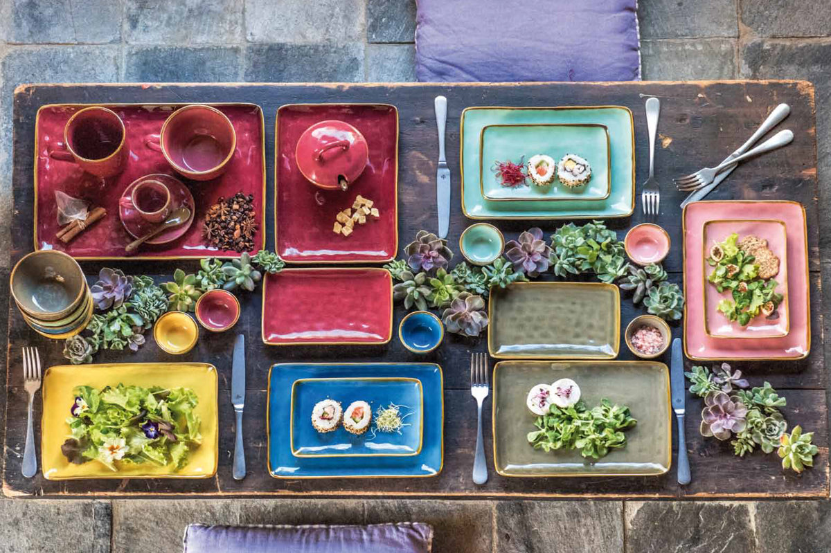 Vassoietto rettangolare in porcellana di colore verde acqua. Colori e forme moderne si mescolano con armonia ed elementi della tradizione. Dimensioni: cm 32 x 8 Materiali: Stoneware Lavabile in lavastoviglie Utilizzabile in microonde. In negozio e online su tuttochic.live