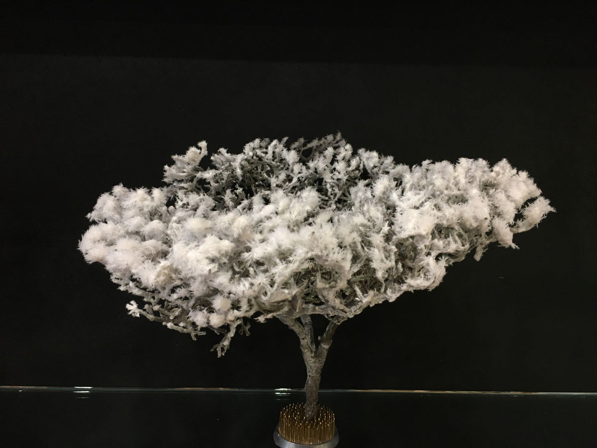 Ramo Crotah innevato artificiale. Dimensioni: cm 30 x 36 larghezza x 24 altezza (circa modellabile). Ideale per creare o arricchire composizioni di fiori invernali o natalizi.