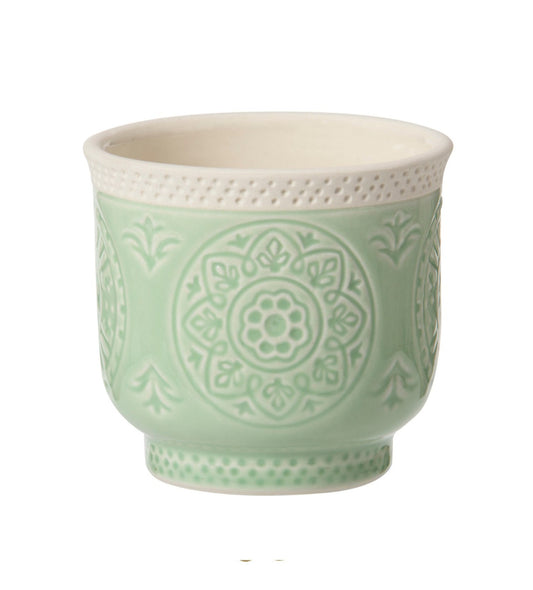 Porta candela tondo in ceramica lavorata di colore verde acqua, ideale per candele sampler e T-Light. Dimensioni: ø 6,8 cm, altezza cm 6. In negozio e online su tuttochic.live