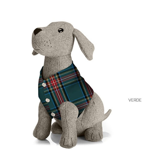 Fermaporta a forma di cagnolino in poliestere di colore grigio e gilè di colore tartan verde scozzese, riempito di sabbia. Dimensioni: cm 18 x 25 x 25h. In negozio e online su tuttochic.live