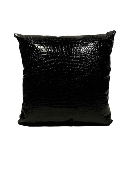 Cuscino in PVC semirigido con effetto pitonato di colore nero lucido. Interno removibile attraverso una cerniera. Dimensioni: cm 60 x 60. In negozio e online su tuttochic.live