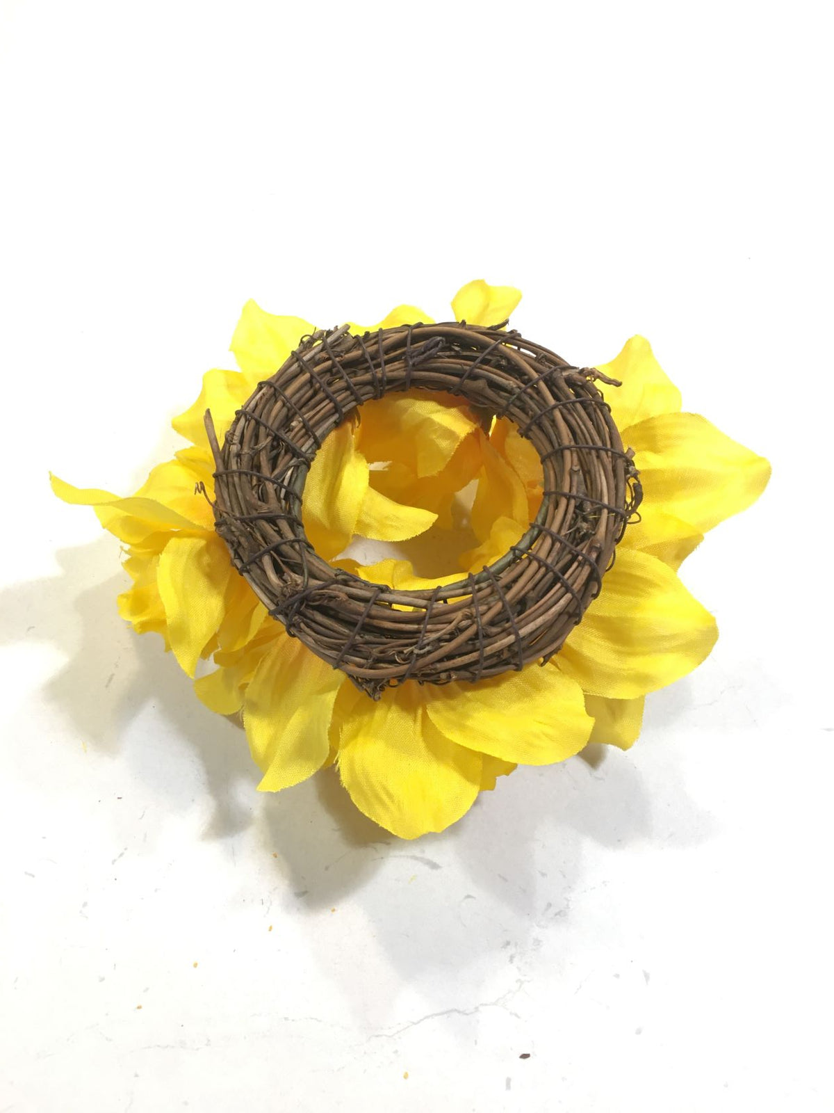 Corona girocandela decorata con fiorellini di Daffodils (Narcisi) artificiali, diametro cm 15. Ideale per candele a forma di moccolo o sfera da 5 cm di diametro. In negozio e online su tuttochic.live