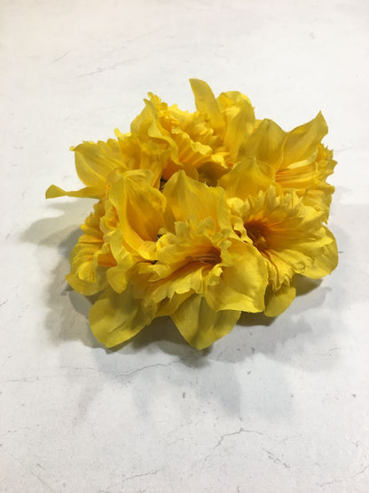 Corona girocandela decorata con fiorellini di Daffodils (Narcisi) artificiali, diametro cm 15. Ideale per candele a forma di moccolo o sfera da 5 cm di diametro. In negozio e online su tuttochic.live