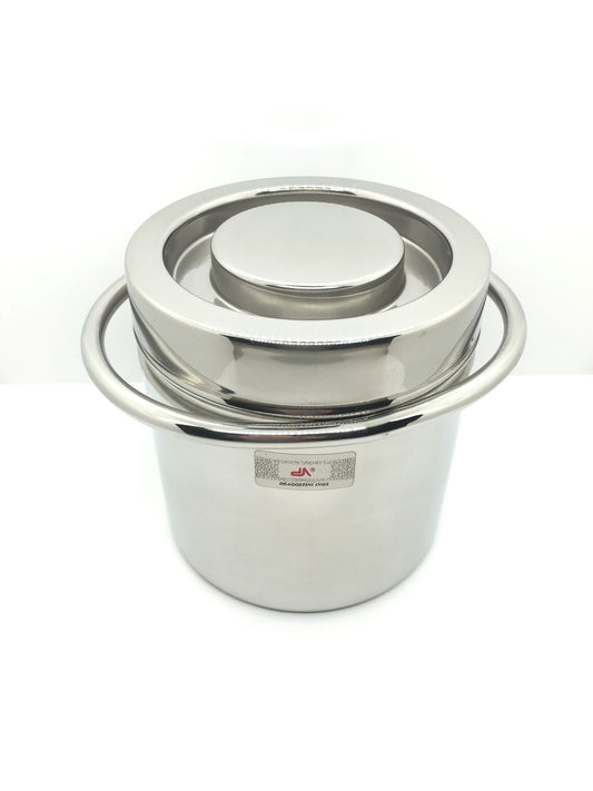 Cestello portaghiaccio termico con coperchio in acciaio inox 18/10. Grazie alla parete interna in plastica per alimenti isolante, garantisce una durata più lunga del ghiaccio. Dimensioni: cm Ø 15 x 15 h, ( cm 20 x 16 h ingombro massimo). In negozio e online su tutttochic.it
