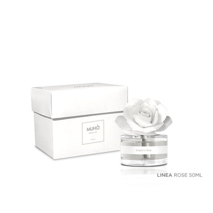 Profumatore d'ambiente Muhà Rosa Diffuser Acqua e Sale in boccetta di vetro trasparente con essenza cristallina, etichetta bianca e diffusore artigianale a forma di rosa in legno bianco avorio, Tutto Chic.