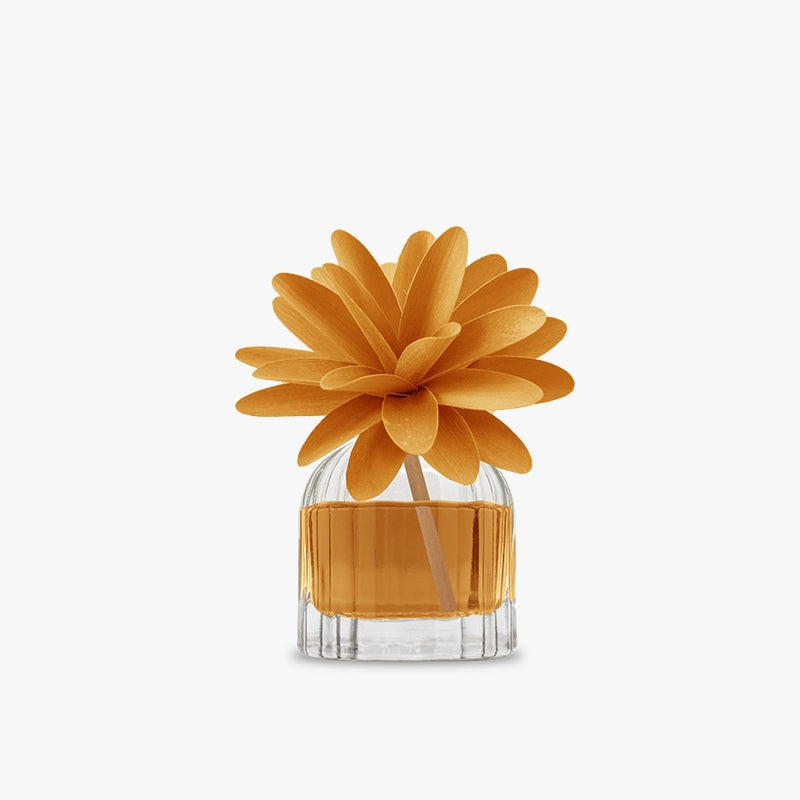 Profumatore d'ambiente in bottiglia di vetro con diffusore a forma di ﬁore in legno di betulla realizzato a mano. CEDRO E BERGAMOTTO. In negozio e online su tuttochic.live