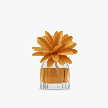 Profumatore d'ambiente in bottiglia di vetro con diffusore a forma di ﬁore in legno di betulla realizzato a mano. CEDRO E BERGAMOTTO. In negozio e online su tuttochic.live