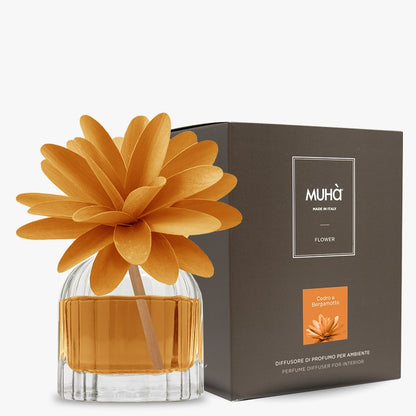 Profumatore d'ambiente in bottiglia di vetro con diffusore a forma di ﬁore in legno di betulla realizzato a mano. CEDRO E BERGAMOTTO. In negozio e online su tuttochic.live
