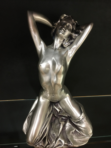 Scultura donna con velo in resina argentata. Dimensioni: cm 23 x 20 x 33 h Peso kg 4,375 Il prodotto va pulito con un panno umido senza alcun prodotto chimico. In negozio e online su tuttochic.live
