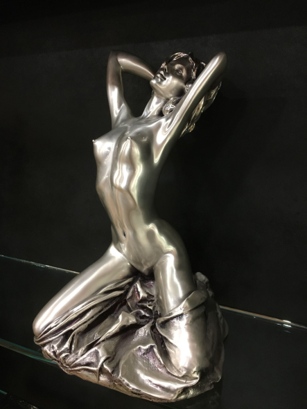 Scultura donna con velo in resina argentata. Dimensioni: cm 23 x 20 x 33 h Peso kg 4,375 Il prodotto va pulito con un panno umido senza alcun prodotto chimico. In negozio e online su tuttochic.live