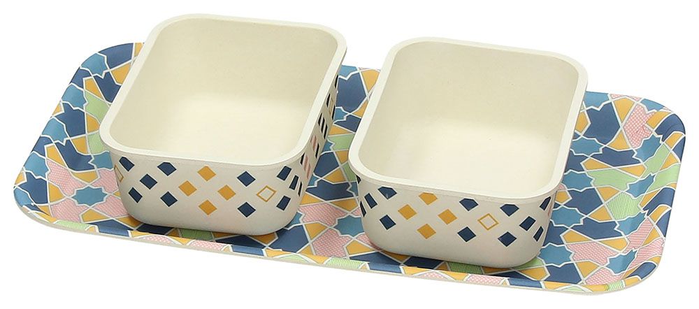 Antipastiera composta da 1 vassoio rettangolare e 2 coppette in fibra di bambù decorata. Dimensioni: vassoio cm 30 x 17. Per alimenti, lavabile in lavastoviglie. In negozio e online su tuttochic.live