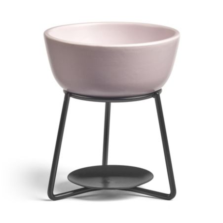 Illuminate la vostra casa con questo delizioso bruciatore per cera Pebble di Yankee Candle. Una ciotola di ceramica dalla raffinata finitura opaca che poggia su una moderna base in metallo. Dimensioni: cm 10 x 12 h. In negozio e online su tuttochic.live