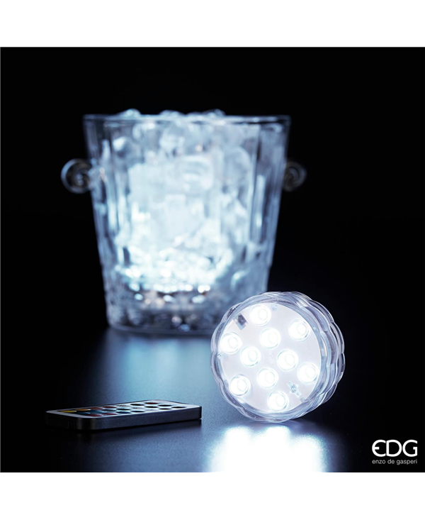 Base con luci a led decorative, può essere collocata in secchielli pieni di ghiaccio perché resiste all'acqua, in vasi portafiori o dovunque la tua creatività vuole collocarla. Funziona con batterie, corredata di telecomando per controllo remoto. Dimensioni: cm ø 7 x 2,5. In negozio e online su tuttochic.live