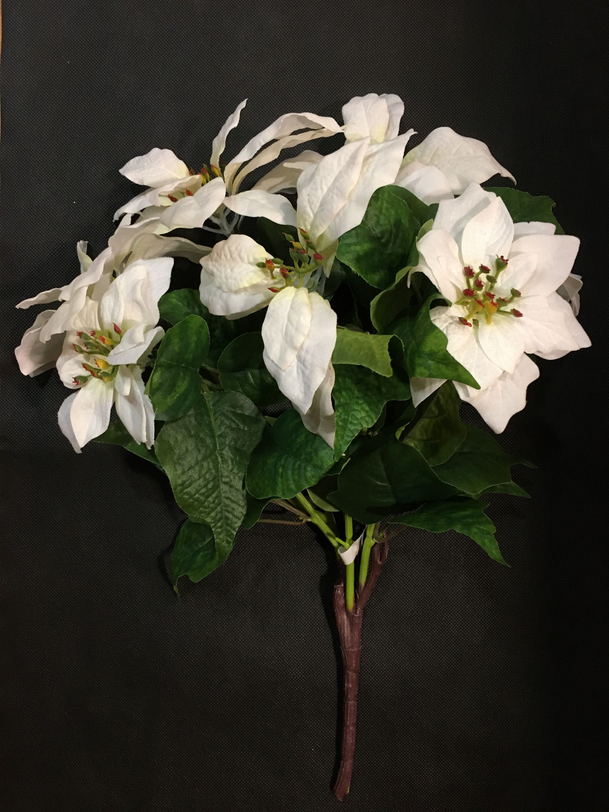 Mazzo di 6 stelle di Natale in tessuto con petali bianchi vellutati. Dimensioni: altezza cm 40. In negozio e online su tuttochic.live