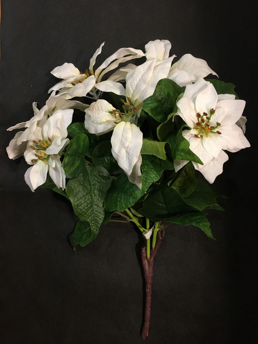 Mazzo di 6 stelle di Natale in tessuto con petali bianchi vellutati. Dimensioni: altezza cm 40. In negozio e online su tuttochic.live