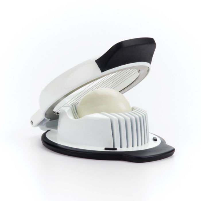 L'affetta uova OXO Good Grips produce fette perfette da 5 mm con una semplice pressione. Il supporto culla l'uovo in due direzioni, dandoti la possibilità di fette rotonde o oblunghe. Il manico rialzato è facile da aprire e chiudere e la base è antiscivolo. In negozio e online su tuttochic.live