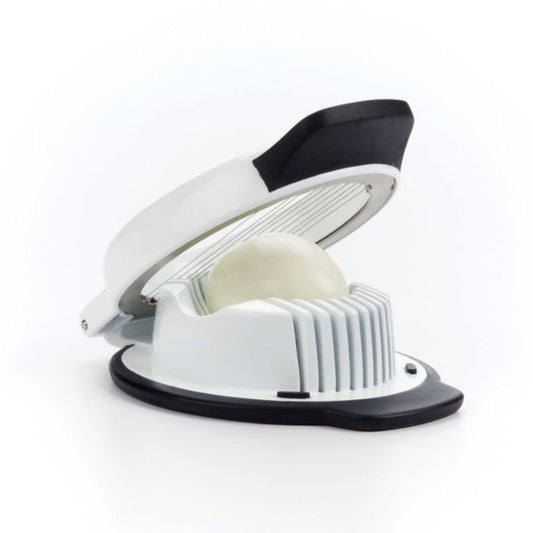 L'affetta uova OXO Good Grips produce fette perfette da 5 mm con una semplice pressione. Il supporto culla l'uovo in due direzioni, dandoti la possibilità di fette rotonde o oblunghe. Il manico rialzato è facile da aprire e chiudere e la base è antiscivolo. In negozio e online su tuttochic.live