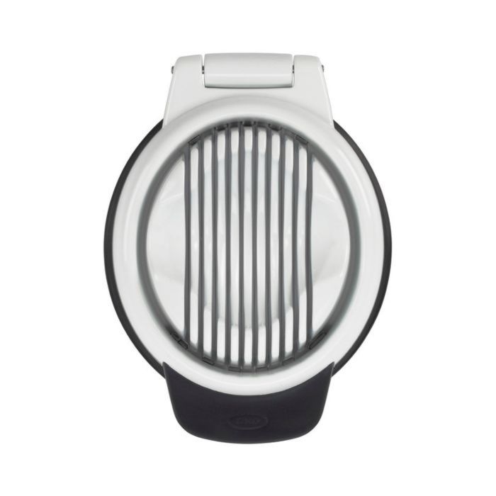 L'affetta uova OXO Good Grips produce fette perfette da 5 mm con una semplice pressione. Il supporto culla l'uovo in due direzioni, dandoti la possibilità di fette rotonde o oblunghe. Il manico rialzato è facile da aprire e chiudere e la base è antiscivolo. In negozio e online su tuttochic.live