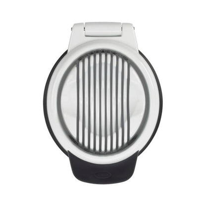 L'affetta uova OXO Good Grips produce fette perfette da 5 mm con una semplice pressione. Il supporto culla l'uovo in due direzioni, dandoti la possibilità di fette rotonde o oblunghe. Il manico rialzato è facile da aprire e chiudere e la base è antiscivolo. In negozio e online su tuttochic.live