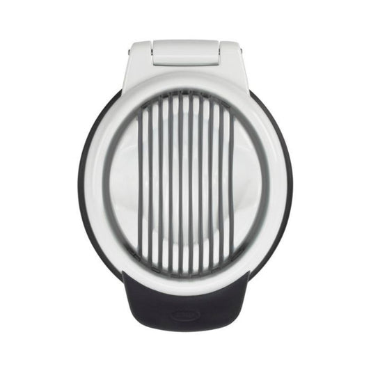 L'affetta uova OXO Good Grips produce fette perfette da 5 mm con una semplice pressione. Il supporto culla l'uovo in due direzioni, dandoti la possibilità di fette rotonde o oblunghe. Il manico rialzato è facile da aprire e chiudere e la base è antiscivolo. In negozio e online su tuttochic.live