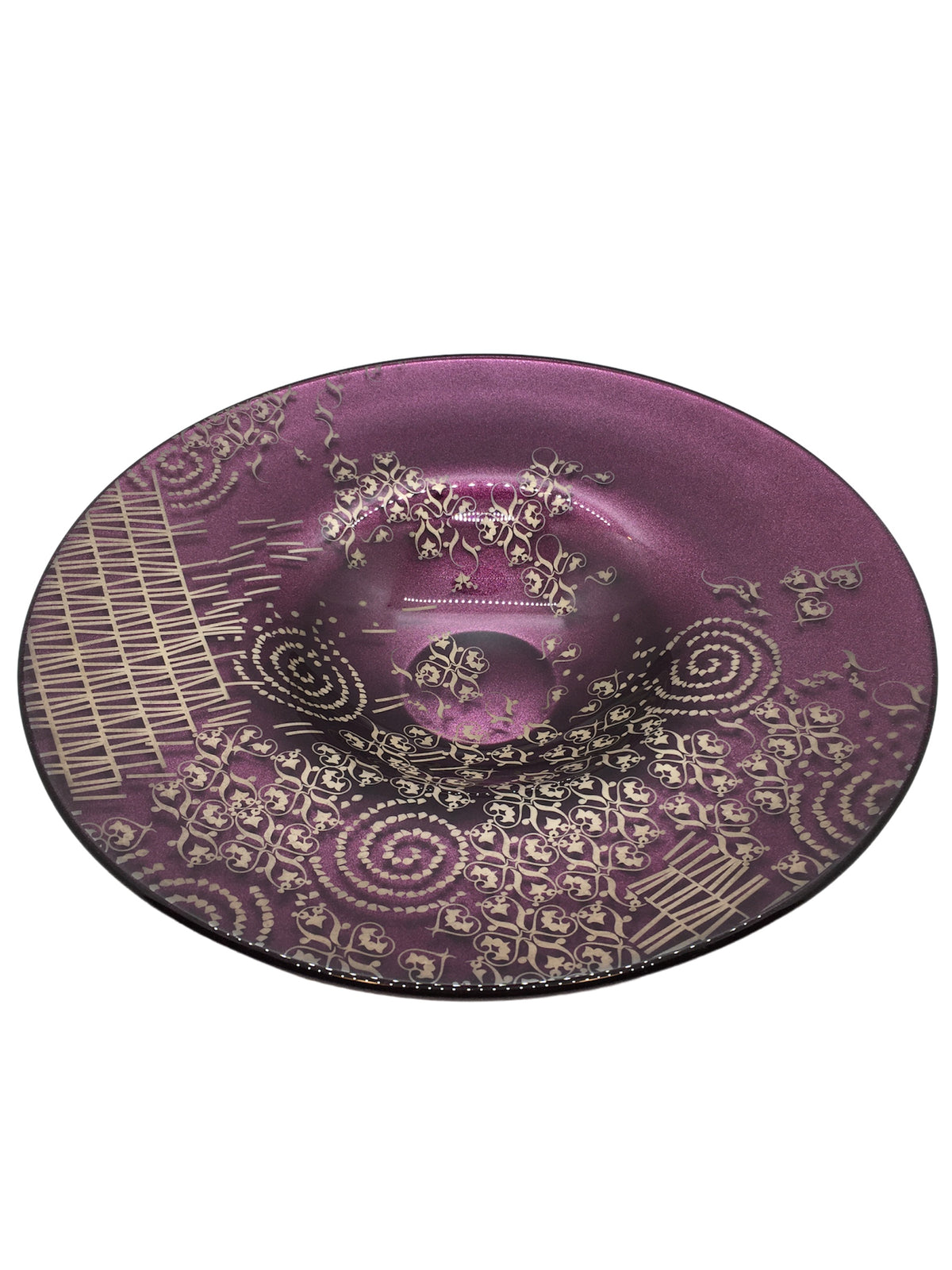 Centrotavola rotondo in vetro di colore ametista con decorazione di colore grigio/argento. Dimensioni: Ø cm 29,5 x 5,5 h. Le piccole imperfezioni che possono essere riscontrate, sono il segno di una lavorazione artistica realizzata completamente a mano. In negozio e online su tuttochic.live