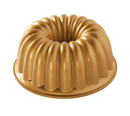 Stampo Bundt Elegant Party della serie Premier Gold Collection. Rivestimento interno antiaderente• Consigliabile il lavaggio a mano con un detergente delicato• Adatto al forno fino a 205°C• Made in USA. In negozio e online su tuttochic.live