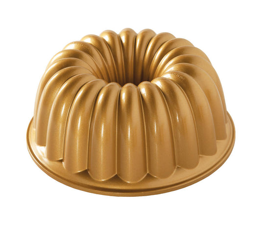 Stampo Bundt Elegant Party della serie Premier Gold Collection. Rivestimento interno antiaderente• Consigliabile il lavaggio a mano con un detergente delicato• Adatto al forno fino a 205°C• Made in USA. In negozio e online su tuttochic.live