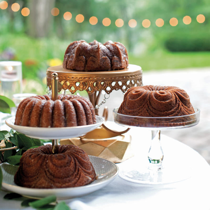Stampo Bundt Elegant Party della serie Premier Gold Collection. Rivestimento interno antiaderente• Consigliabile il lavaggio a mano con un detergente delicato• Adatto al forno fino a 205°C• Made in USA. In negozio e online su tuttochic.live