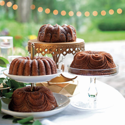 Stampo Bundt Elegant Party della serie Premier Gold Collection. Rivestimento interno antiaderente• Consigliabile il lavaggio a mano con un detergente delicato• Adatto al forno fino a 205°C• Made in USA. In negozio e online su tuttochic.live
