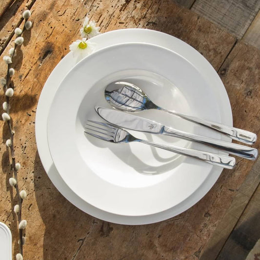 Less is more: sono iperminimal le linee di Essenziale, set tavola in Bone China dalle forme morbide, perfetto per ogni occasione.
