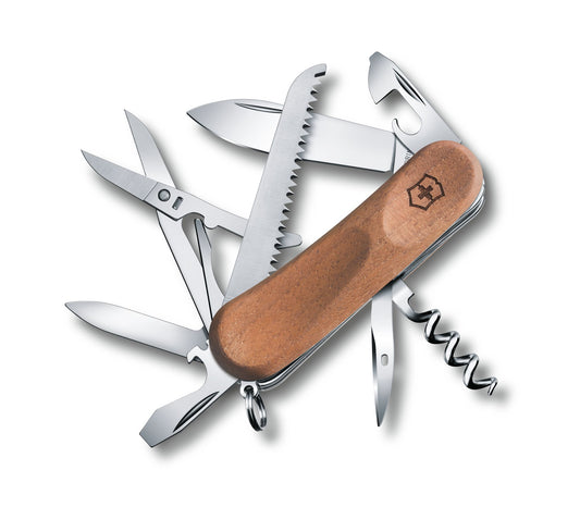 Questo è il mantra della collezione Evolution. Con il modello Wood 17, ti offriamo lo strumento perfetto per le tue avventure quotidiane. Con il logo Victorinox inciso ed eleganti guance in legno, questo multiuso ti segue ovunque vai. In negozio e online su tuttochic.live