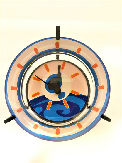 Orologio da tavolo in cristallo con decoro progettato da Beppe Facente nel 2000, Edizione Limitata, della linea "Contempora" di Ritzenhoff. Custodito in una scatola di cartone su cuscino di velluto nero. Dimensioni (orologio): cm 10 x 8 h Funzionamento a batteria (inclusa)