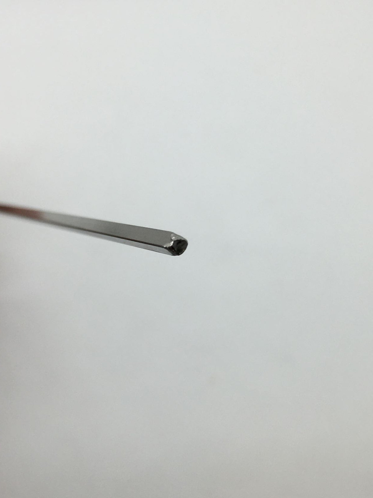 Ferretto in acciaio inox con sezione quadrata per realizzare i fusilli caserecci. Dimensioni: sezione quadrata 2,5 x 2,5 mm; lungo cm 30. In negozio e online su tuttochic.live
