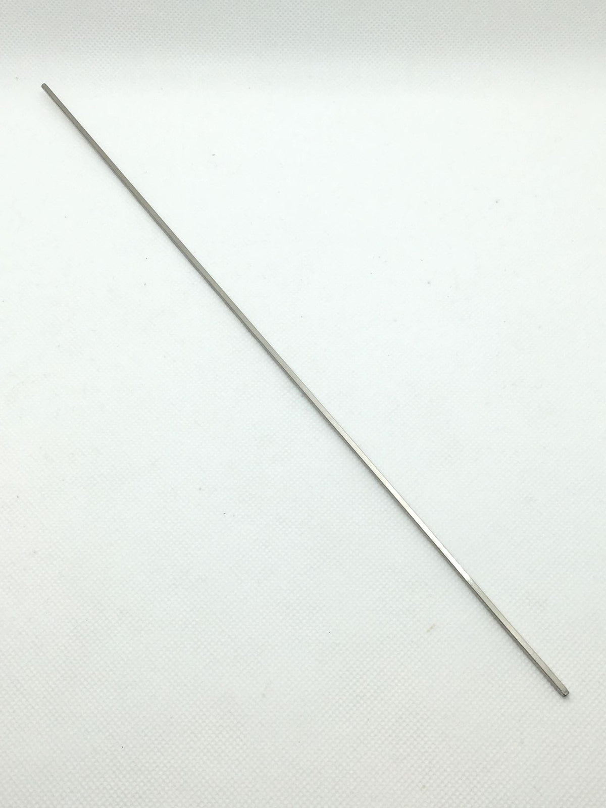 Ferretto in acciaio inox con sezione quadrata per realizzare i fusilli caserecci. Dimensioni: sezione quadrata 2,5 x 2,5 mm; lungo cm 30. In negozio e online su tuttochic.live