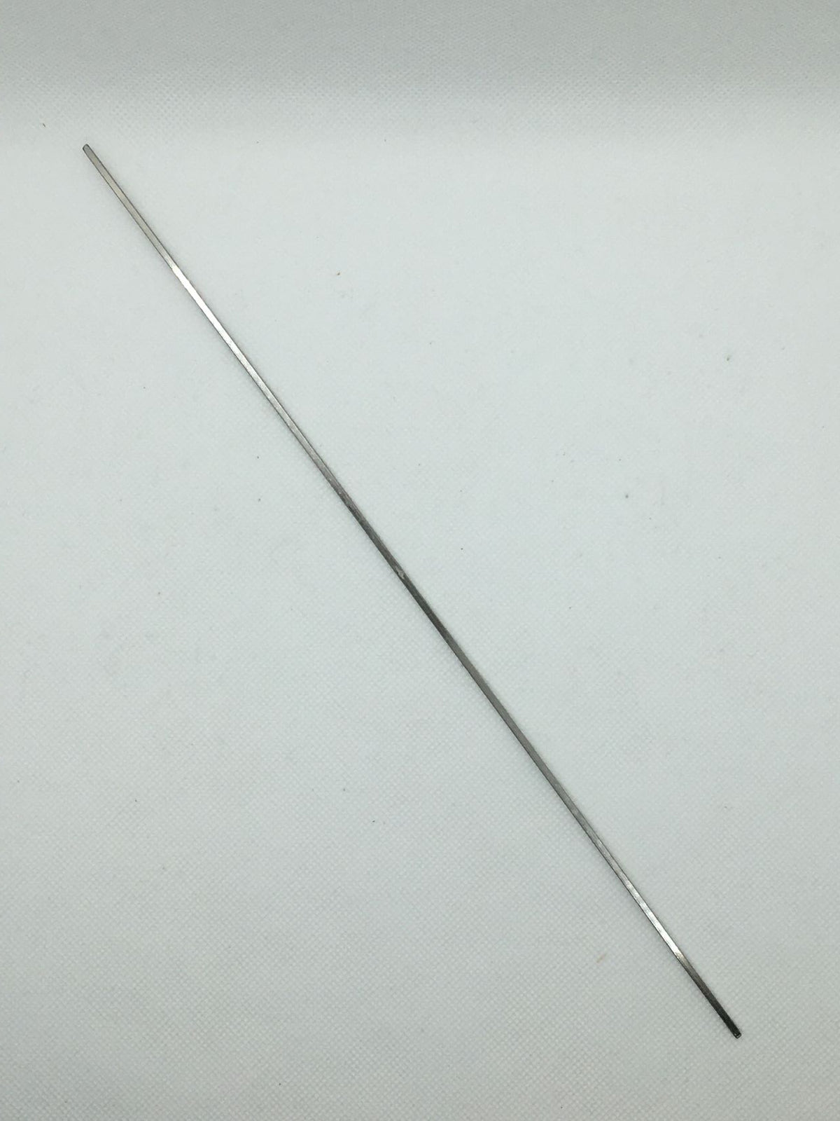 Ferretto in acciaio inox con sezione quadrata per realizzare i fusilli caserecci. Dimensioni: sezione quadrata 2 x 2 mm; lungo cm 30. In negozio e online su tuttochic.live