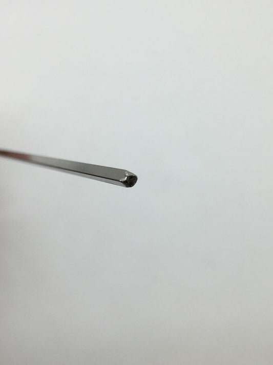 Ferretto in acciaio inox con sezione quadrata per realizzare i fusilli caserecci. Dimensioni: sezione quadrata 2 x 2 mm; lungo cm 30. In negozio e online su tuttochic.live