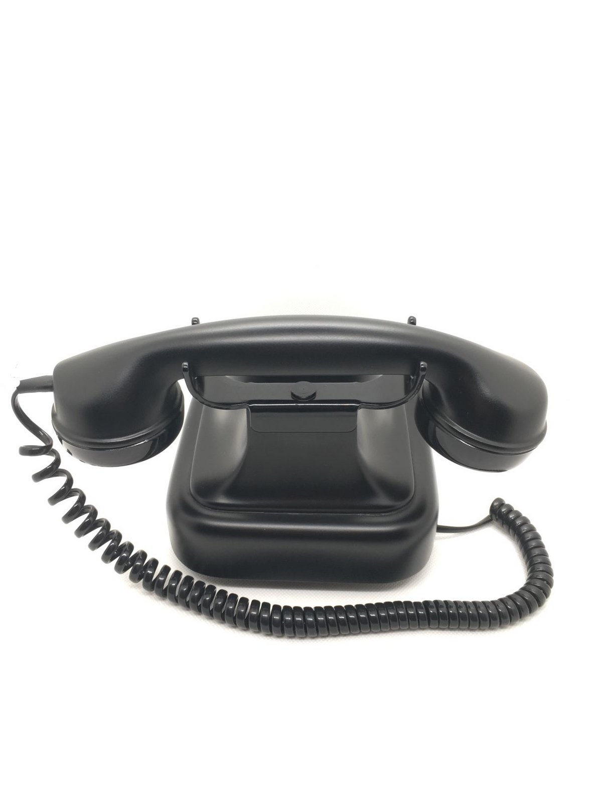 Telefono decorativo realizzato in resina pesante laccata colore nero opaco. Fatto in Italia da Sitel. Caratteriste tecniche: Cordone modulare Suoneria bitonale regolabile Completo di spina tripolare Tastiera a disco combinatore Telefono omologato dall'Istituto Superiore Poste e Telegrafi - TLC  cm 24 x 15 x 15 h