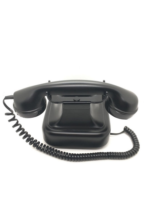Telefono decorativo realizzato in resina pesante laccata colore nero opaco. Fatto in Italia da Sitel. Caratteriste tecniche: Cordone modulare Suoneria bitonale regolabile Completo di spina tripolare Tastiera a disco combinatore Telefono omologato dall'Istituto Superiore Poste e Telegrafi - TLC  cm 24 x 15 x 15 h