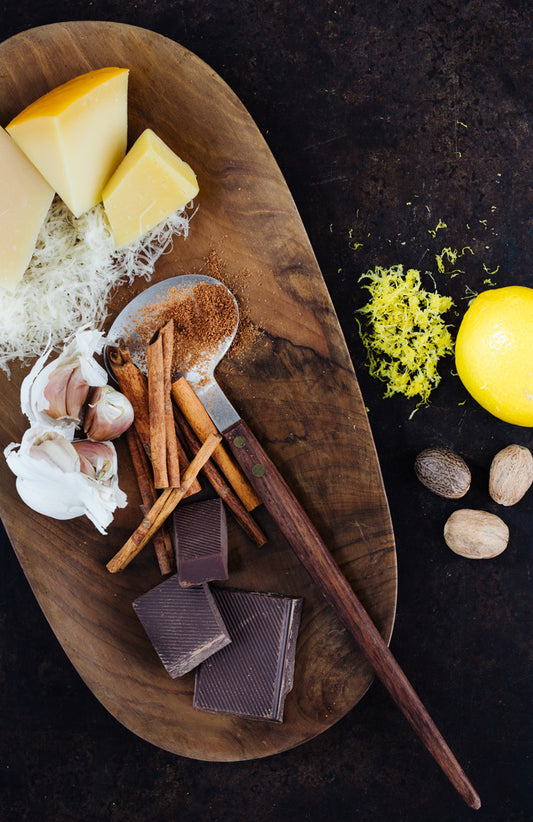 Grattugia Gourmet lama fine. L'affilatissima lama fine ha un'ampia superficie di taglio che permette di grattugiare in modo preciso e senza fatica qualsiasi tipo di agrume, ma anche formaggi, spezie, cioccolato, aglio, zenzero, tartufo, noci, rafano e molti altri ingredienti. In negozio e online su tuttochic.live