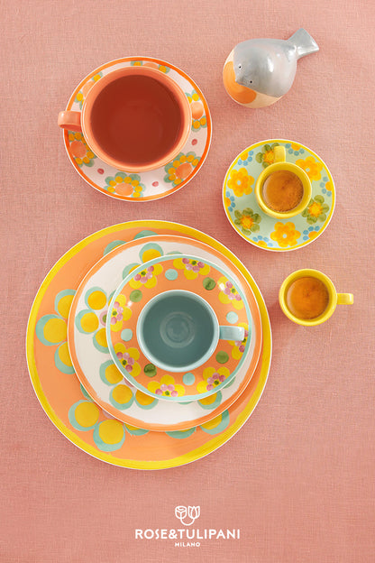 Tazza da colazione con piatto in porcellana decorata. Capacità: cc 400 Lavabile in lavastoviglie Utilizzabile in forno a microonde. In negozio e online su tuttochic.live