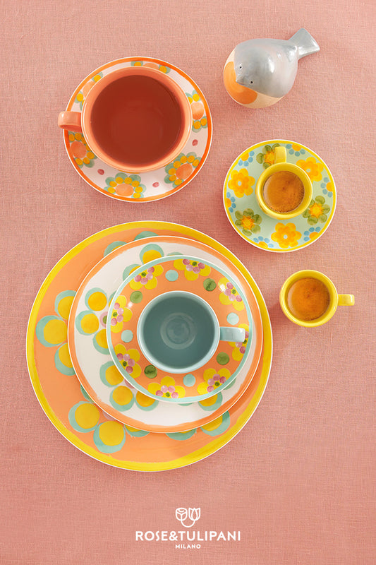 Tazza da colazione con piatto in porcellana decorata. Capacità: cc 400 Lavabile in lavastoviglie Utilizzabile in forno a microonde. In negozio e online su tuttochic.live
