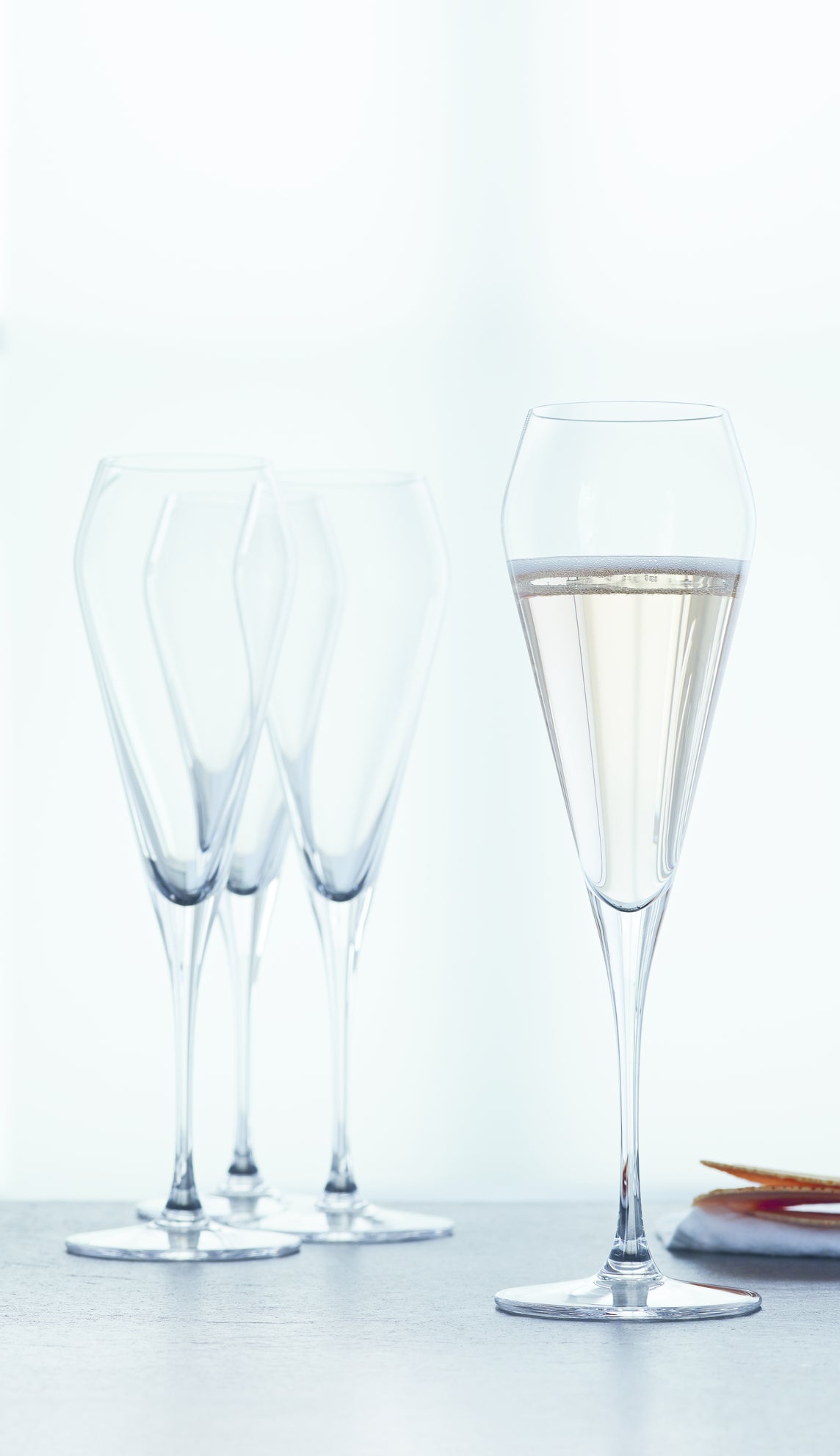 Set di 4 flute champagne in vetro cristallino. Dimensioni: mm 69 x 238 h - Capacità: 240 ml. Lavabile in lavastoviglie. Selezione di prodotti Spiegelau in negozio e online su tuttochic.live